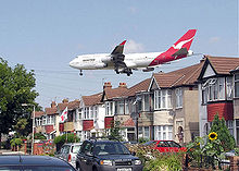 Eine Boeing 747-400 der Qantas Airways beim Landeanflug auf den Flughafen London-Heathrow